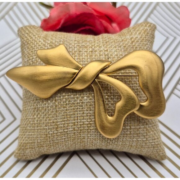 MONET Signed Brooch Pin Brushed Gold Tone Elegant Graceful Ribbon 3" Stunning - Picture 2 of 5